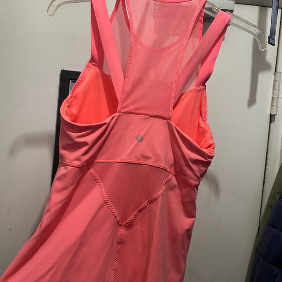 Lululemon Running through the city Tank 8 - Picture 2 of 3